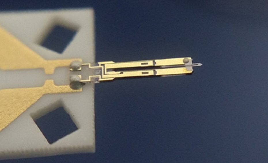 image of a tuning fork based NANOSENSORS self-sensing and self-actuating Akiyama-probe (A-probe)